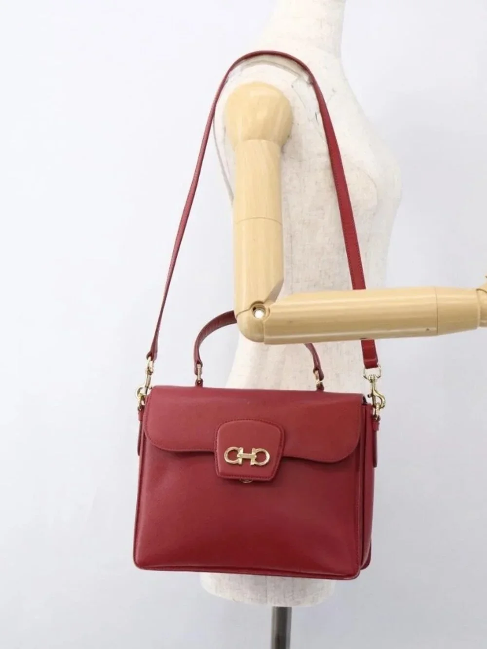 Salvatore Ferragamo Gancini Hand Bag Leather 2way Red Gold Auth 171837
